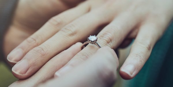 Offrir une bague en surprise, comment estimer la taille du doigt ?